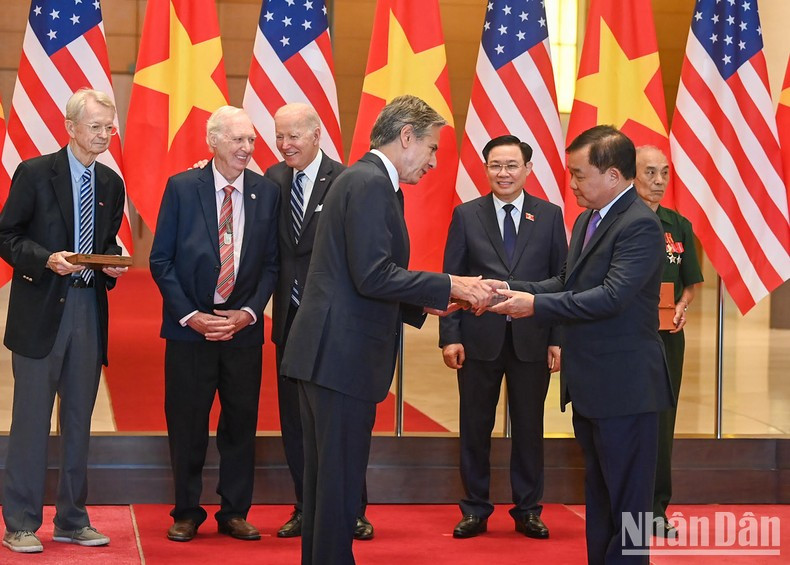 越南国防部部长黄春战向美国国务卿安东尼·布林肯赠送战争遗物。 越南国防部部长黄春战向美国国务卿安东尼·布林肯赠送战争遗物。