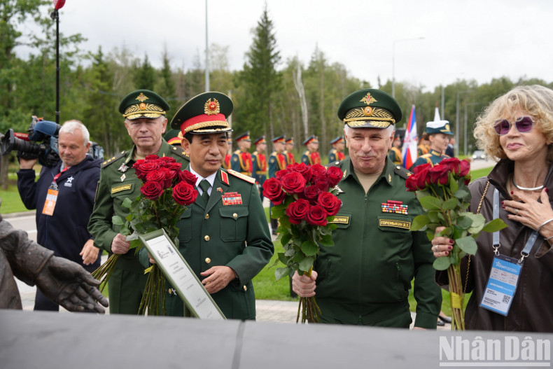 潘文江大将和维克托·戈列梅金上将在纪念台前敬上鲜花。 潘文江大将和维克托·戈列梅金上将在纪念台前敬上鲜花。