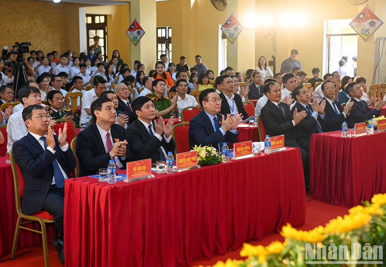 越南国会主席王廷惠出席T78友谊学校开学典礼【组图】 ảnh 5 越南国会主席王廷惠出席T78友谊学校开学典礼【组图】 ảnh 5