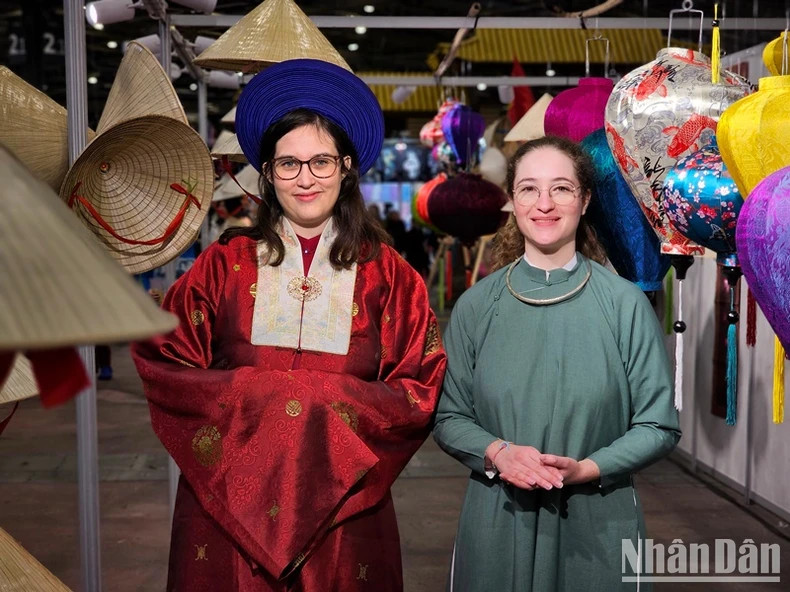 国际友人体验试穿越南传统衣服。 国际友人体验试穿越南传统衣服。
