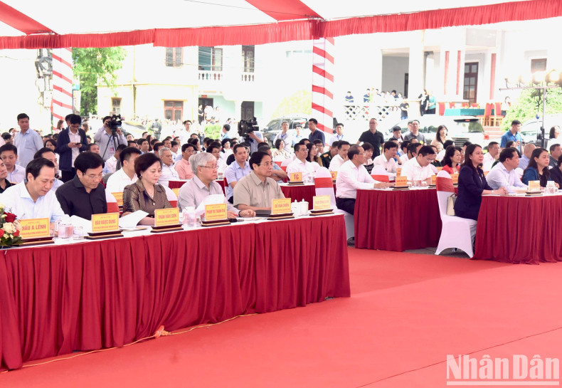 越南政府总理范明正，越南国家代主席武氏映春，越南祖国阵线中央委员会主席杜文战和各位代表出席仪式。