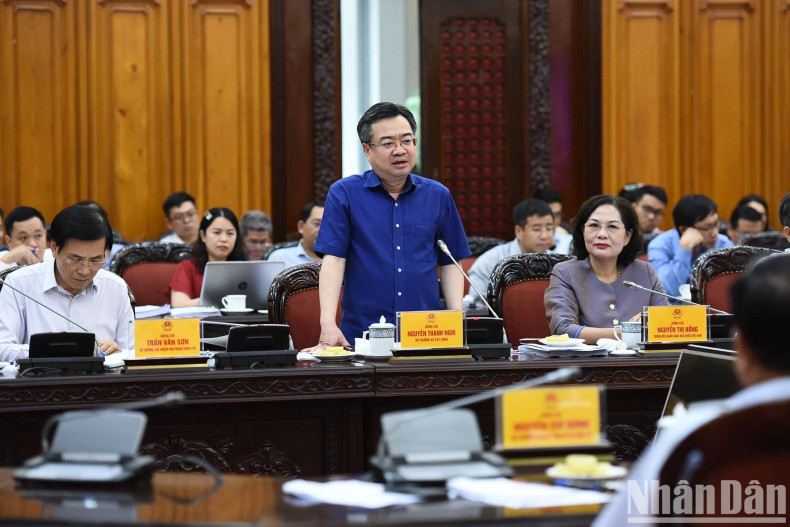 建设部部长阮青毅发表讲话。