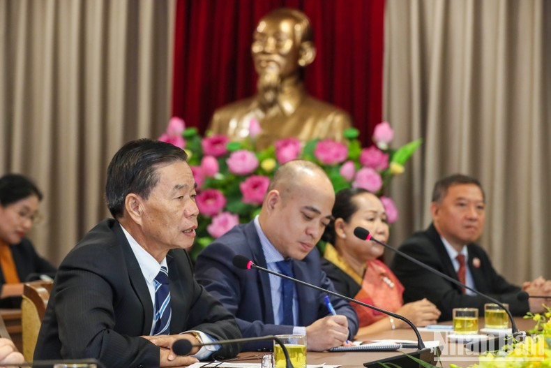 老挝建国阵线中央委员会主席辛拉冯·库派吞在会见中发表讲话。