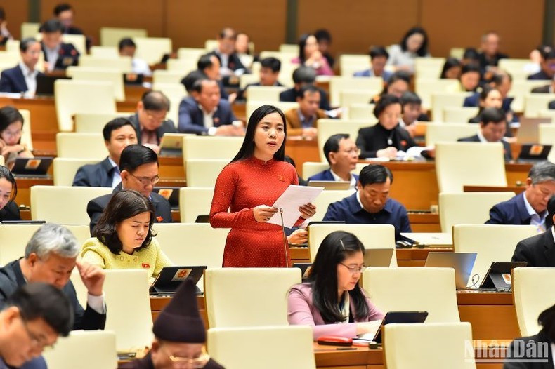 与会代表就《疾病诊疗法草案》(修正案)提出意见。 与会代表就《疾病诊疗法草案》(修正案)提出意见。