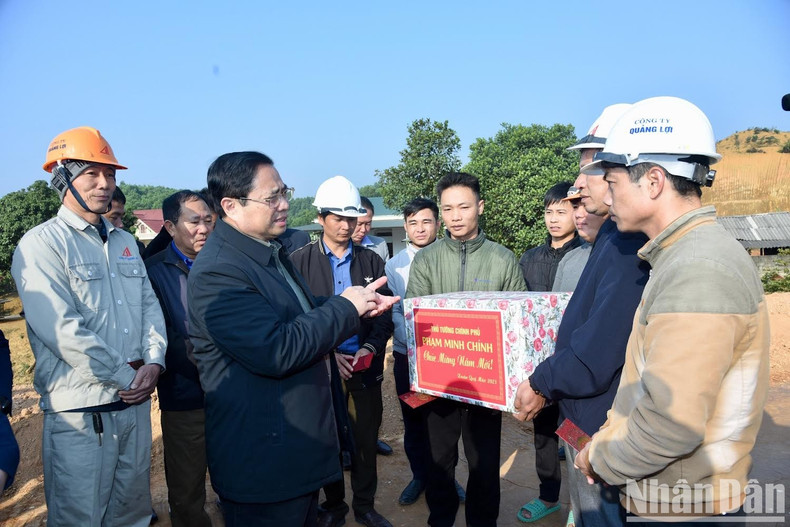 范明正总理向劳动工人致以新年祝福并赠送礼物。 范明正总理向劳动工人致以新年祝福并赠送礼物。