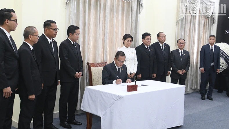 由柬埔寨国王高级顾问Chea Horn率领的王宫代表团向苏林总书记转交国王诺罗敦·西哈莫尼的唁信。 由柬埔寨国王高级顾问Chea Horn率领的王宫代表团向苏林总书记转交国王诺罗敦·西哈莫尼的唁信。