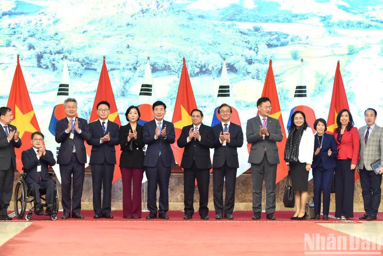 双方代表合影。