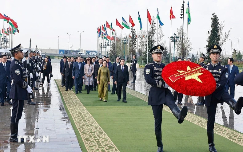 国会主席陈青敏和夫人前往独立纪念碑献花。