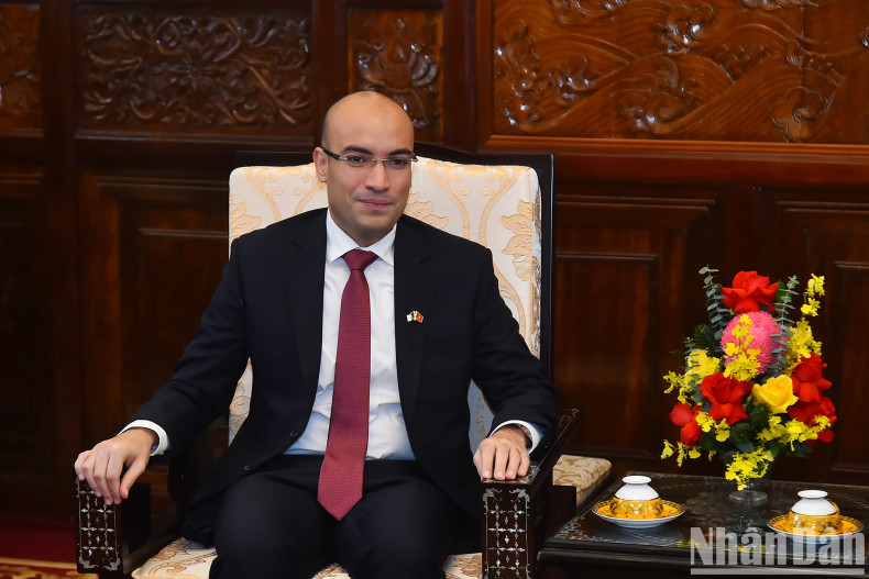 阿尔及利亚驻越南大使索菲安·柴布发表讲话。