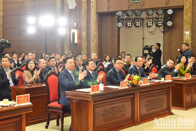 中央和河内市领导，各位代表出席颁奖仪式。