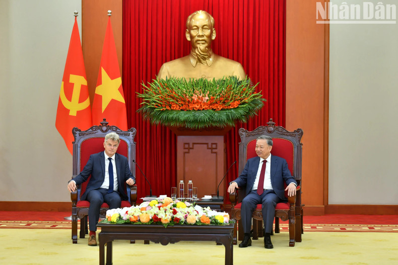 越共中央总书记苏林会见法国共产党全国书记鲁塞尔。 越共中央总书记苏林会见法国共产党全国书记鲁塞尔。