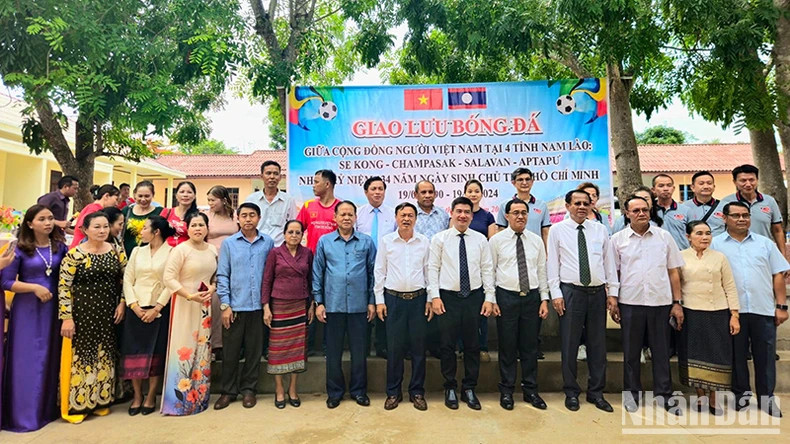 各位代表出席足球友谊赛开幕式。 各位代表出席足球友谊赛开幕式。