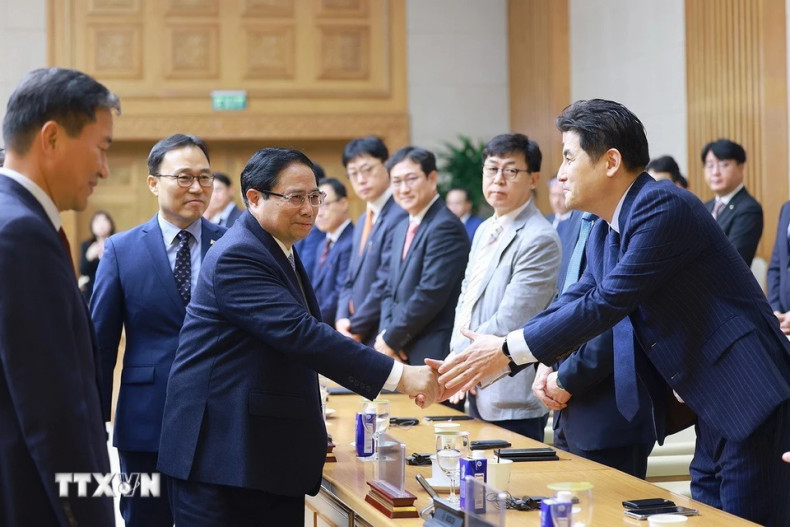 范明正总理和韩国企业代表。 范明正总理和韩国企业代表。