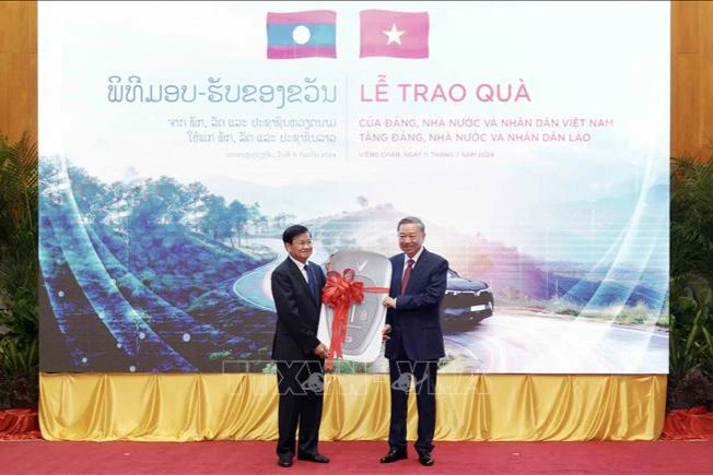 越南国家主席苏林和老挝人民革命党中央总书记、老挝国家主席通伦·西苏里进行Vinfast VF9电动汽车钥匙转交仪式。