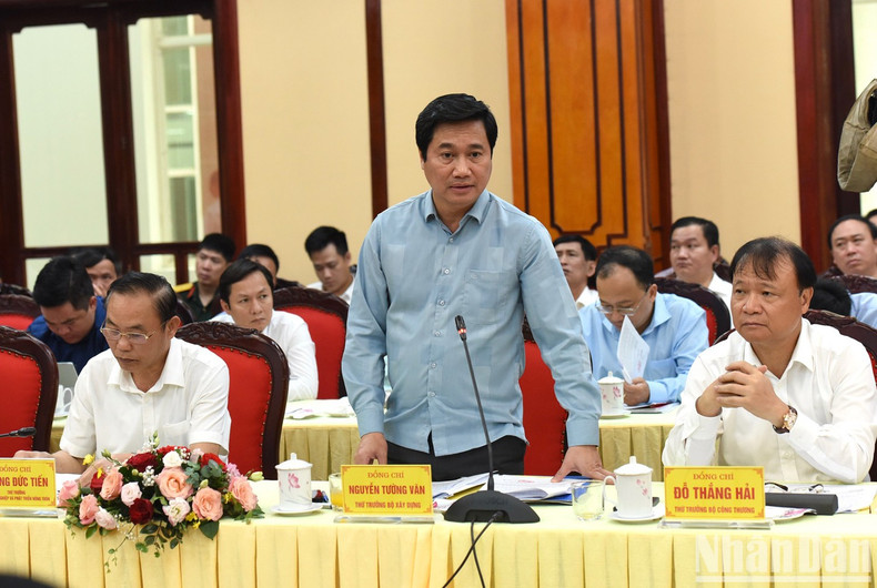 越南建设部副部长阮祥文在会议上发表讲话。