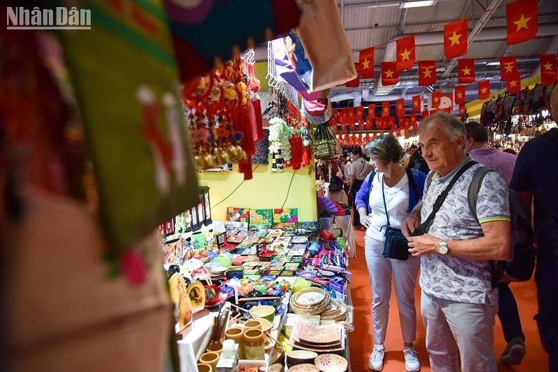 越南产品吸引国际友人的关注。 越南产品吸引国际友人的关注。