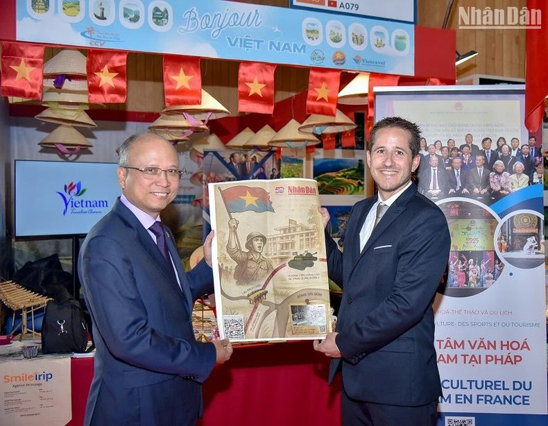 丁全胜大使向巴黎国际博览会组委会主任斯蒂夫·阿巴佐立赠送越南《人民报》纪念南方解放、国家统一50周年的特别副刊。 丁全胜大使向巴黎国际博览会组委会主任斯蒂夫·阿巴佐立赠送越南《人民报》纪念南方解放、国家统一50周年的特别副刊。