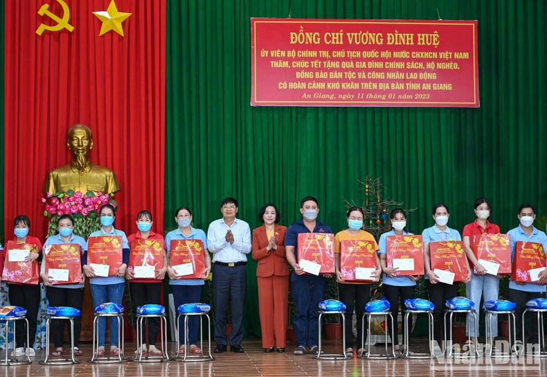 国会代表工作委员会主任阮氏青和越南劳动总联合会副主席潘文英向优抚家庭、贫困户赠送春节礼物。 国会代表工作委员会主任阮氏青和越南劳动总联合会副主席潘文英向优抚家庭、贫困户赠送春节礼物。