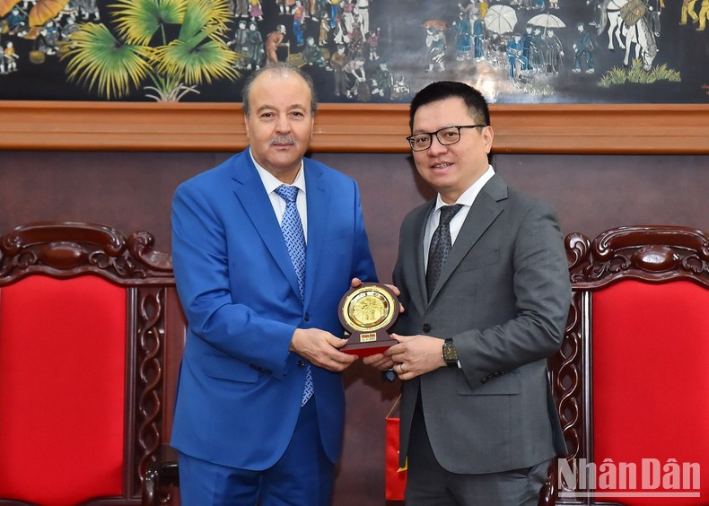 《人民报》社总编辑黎国明向阿尔及利亚驻越南大使布巴津·阿卜杜勒哈米德赠送纪念品。 《人民报》社总编辑黎国明向阿尔及利亚驻越南大使布巴津·阿卜杜勒哈米德赠送纪念品。