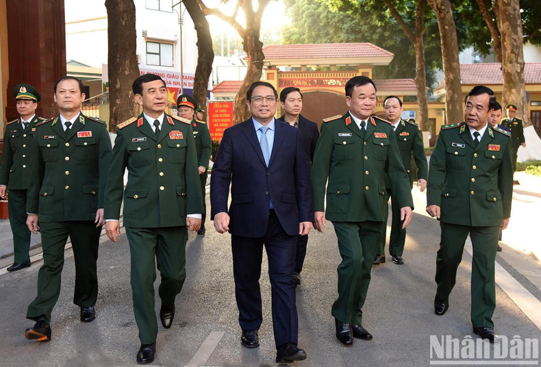 越南政府总理范明正视察边防部队司令部。 越南政府总理范明正视察边防部队司令部。
