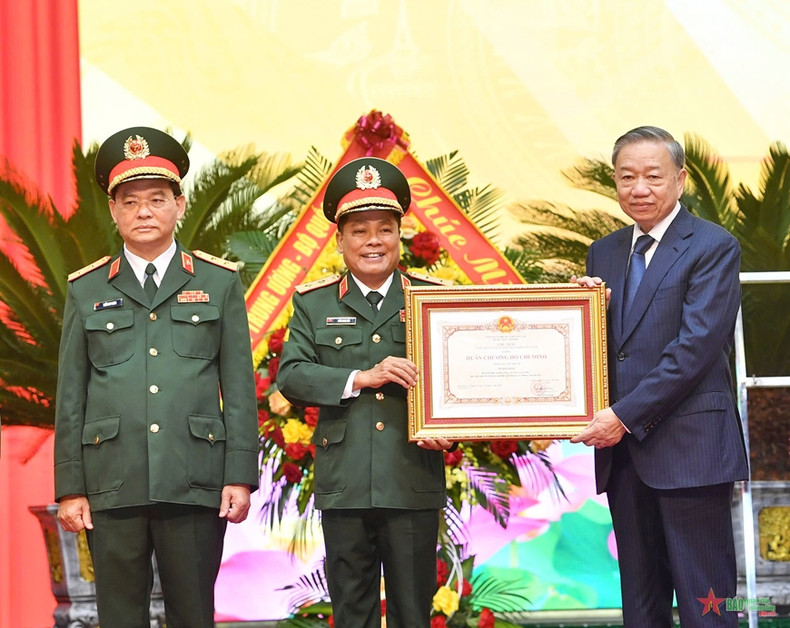 越共中央总书记、国家主席苏林向国防部技术总局授予胡志明勋章。 越共中央总书记、国家主席苏林向国防部技术总局授予胡志明勋章。