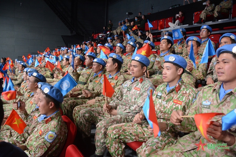 干部、战士们在河内主会场参加活动。 干部、战士们在河内主会场参加活动。