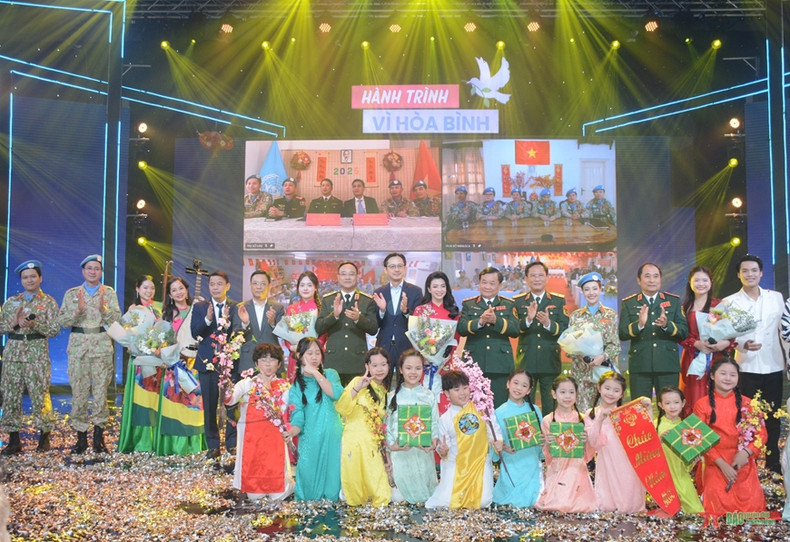 各位代表和参加表演的艺术家、孩子们合影。 各位代表和参加表演的艺术家、孩子们合影。