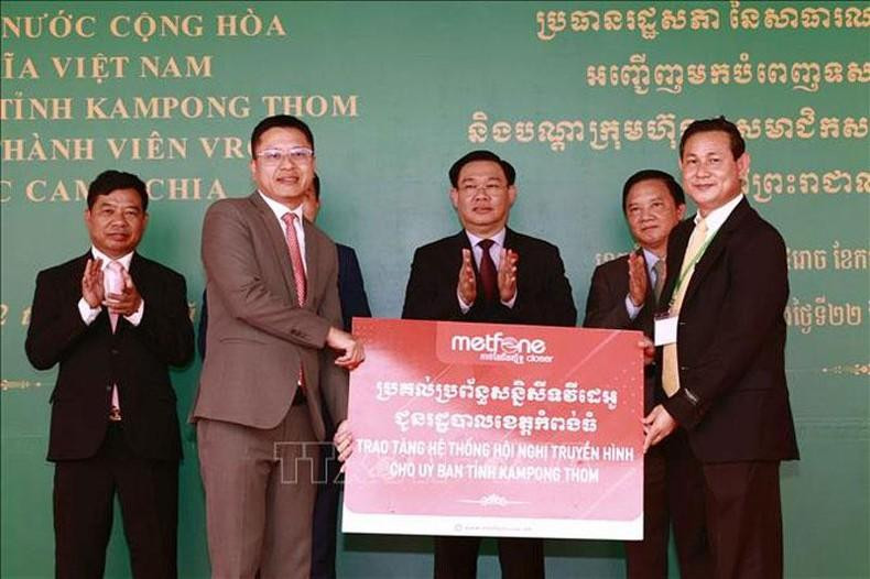 国会主席王廷惠同各位代表见证越南军队电信集团(Viettel)下属柬埔寨公司(Metfone)代表向磅同省领导赠送礼物。 国会主席王廷惠同各位代表见证越南军队电信集团(Viettel)下属柬埔寨公司(Metfone)代表向磅同省领导赠送礼物。