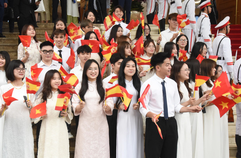 首都学生和人民为西班牙首相佩德罗·桑切斯送行。 首都学生和人民为西班牙首相佩德罗·桑切斯送行。