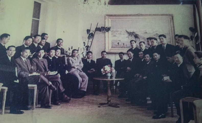 出席日内瓦会议的越南民主共和国代表团在代表团总部合影。 出席日内瓦会议的越南民主共和国代表团在代表团总部合影。
