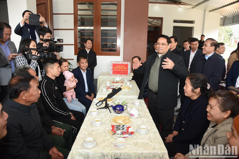 范明正总理走访并向安置区人民致以新年祝福。 范明正总理走访并向安置区人民致以新年祝福。