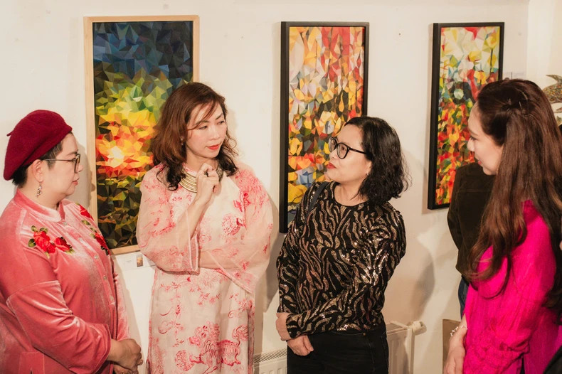 越南驻奥地利商务处代表丁黄燕女士(右二)对此展的成功表示高兴。她希望,今后将有更多机会,让越南艺术家向欧洲公众介绍越南艺术。 越南驻奥地利商务处代表丁黄燕女士(右二)对此展的成功表示高兴。她希望,今后将有更多机会,让越南艺术家向欧洲公众介绍越南艺术。