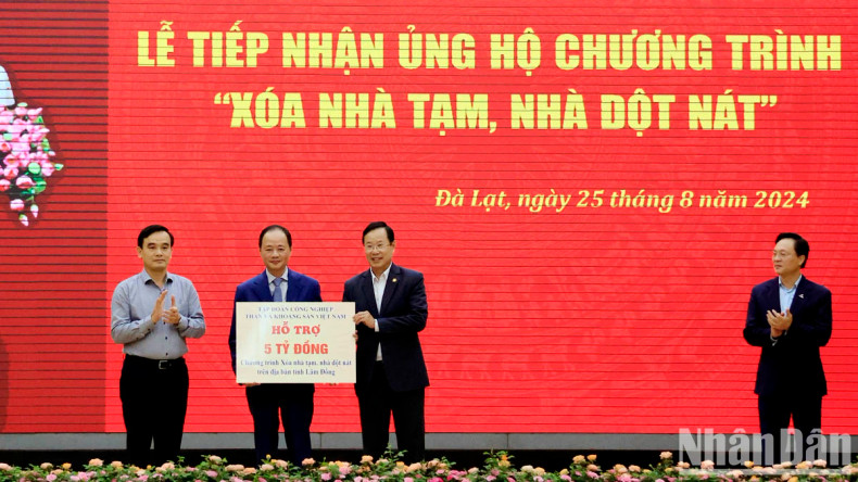 赞助商向林同省领导移交援助资金。 赞助商向林同省领导移交援助资金。