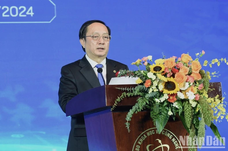 科学技术部部长黄成达发表讲话。