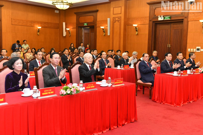 越南党和国家领导、前领导人出席仪式。