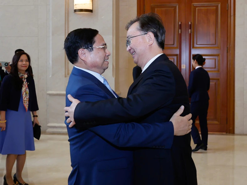 中国云南省委书记王宁欢迎范明正总理来访。