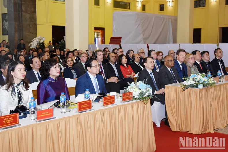 各位代表出席纪念典礼。 各位代表出席纪念典礼。