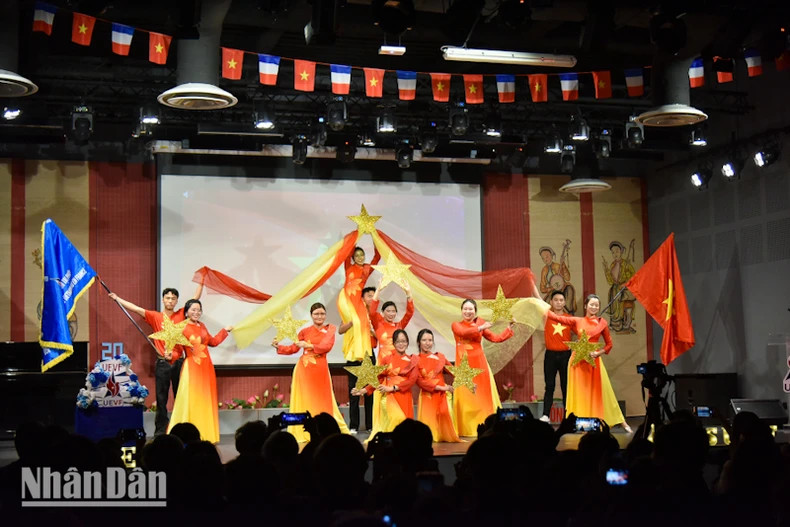 由充满活跃的越南青年们演出的艺术节目。 由充满活跃的越南青年们演出的艺术节目。