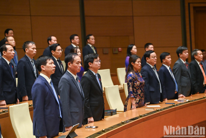 国会代表见证最高人民法院院长黎明智宣誓就职。