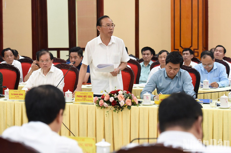 越南农业与农村部副部长冯德进在会议上发表讲话。