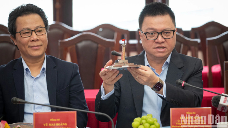 黎国明总编辑介绍《人民报》的创新新闻产品。