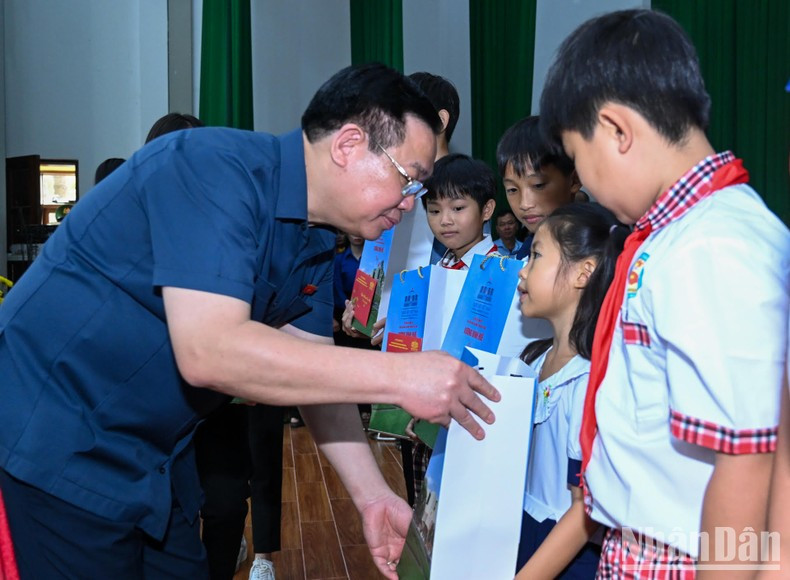 国会主席王廷惠向边防养子少儿赠送春节礼物。 国会主席王廷惠向边防养子少儿赠送春节礼物。