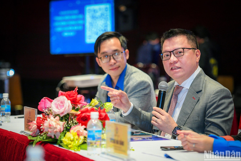 越南新闻工作者协会主席黎国明提议青年、团员们应加强阅读，深入研究新闻技术，以自我补充新闻技能、技术技能或社会知识。