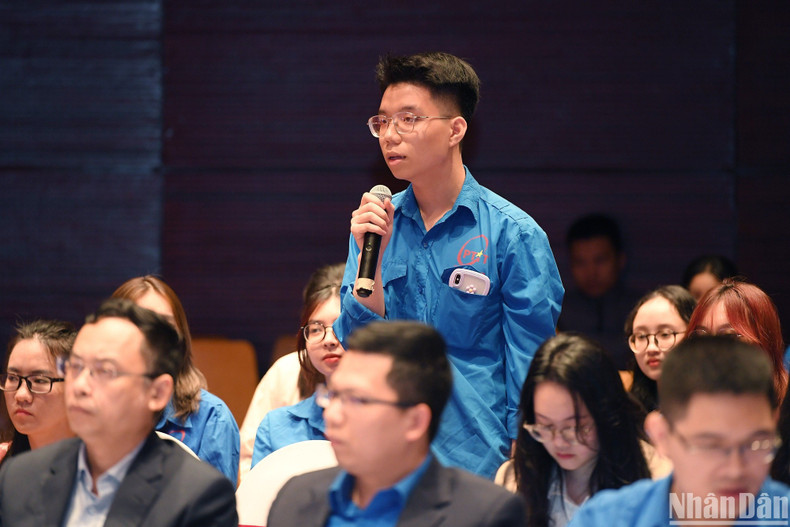 各位青年、团员在座谈会上发表意见、观点，提出关于发挥青年在数字化转型的作用和将技术应用于实际生活和工作的措施。