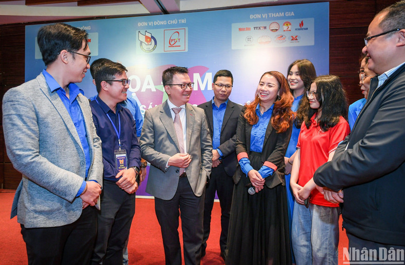 越共中央委员、越南《人民报》社总编辑、中央宣教部副部长、越南新闻工作者协会主席黎国明,邮电技术学院领导代表、中央机关共青团领导代表，200多名河内市各所大学、高专大学生、青年出席座谈会。