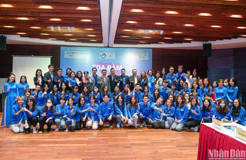 各位代表和青年、团员们合影。