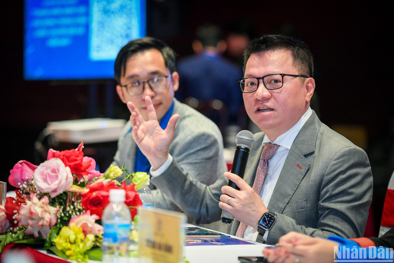 越南新闻工作者协会主席黎国明在座谈会上发表讲话。
