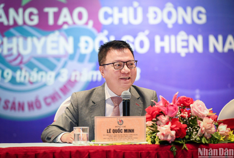 越南新闻工作者协会主席黎国明在座谈会上发言。