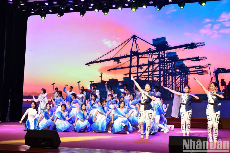 关于赞美海防市的文艺节目。