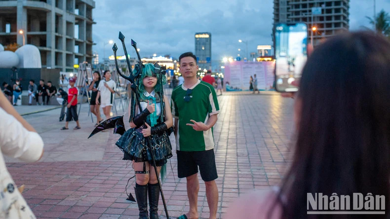 年经人前来参加活动。